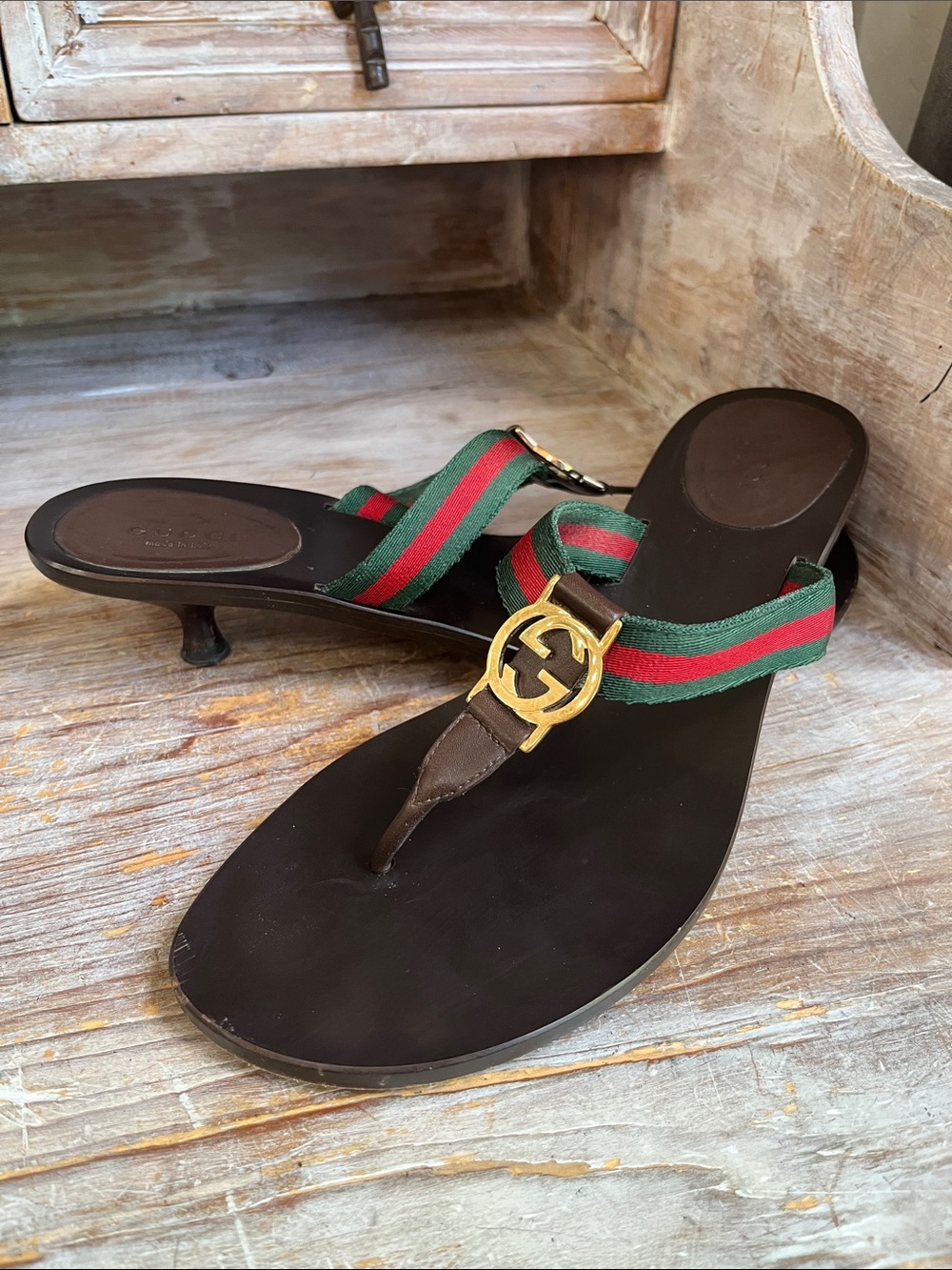 ❤️ Gucci Thong Flip Flop Kitten Heels Size 10 Green Red Gold Striped